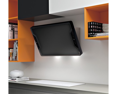 Nástěnná digestoř v moderní kuchyni s oranžovými policemi