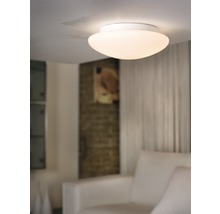 Bílé stropní svítidlo v obývacím pokoji