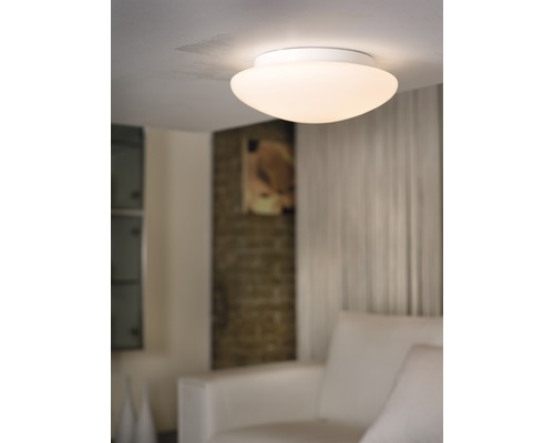 Bílé stropní svítidlo v obývacím pokoji