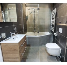 Koupelna s umyvadlem, vanou a toaletou v moderním designu