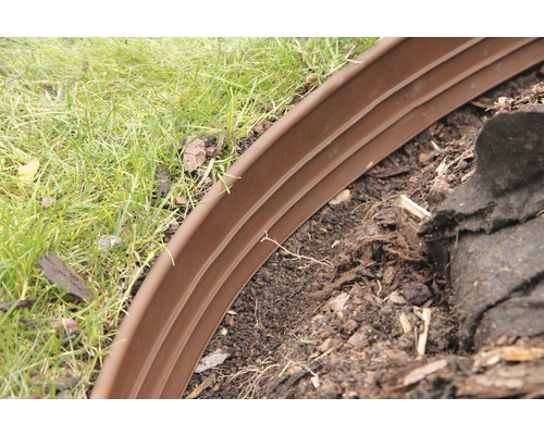 Plastový obrubník jako ohraničení záhonu