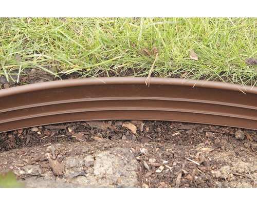 Zahradní scéna s hnědým lemem trávníku pro ohraničení trávníku