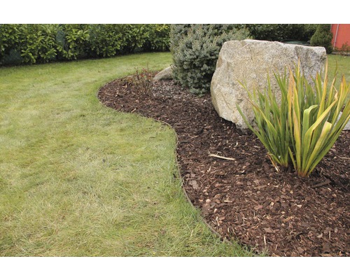 Zahradní scéna s trávníkem, záhon s mulčovací kůrou a okraj trávníku