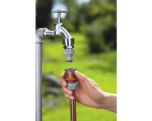 Zahradní hadice se připojuje k vodovodnímu kohoutku