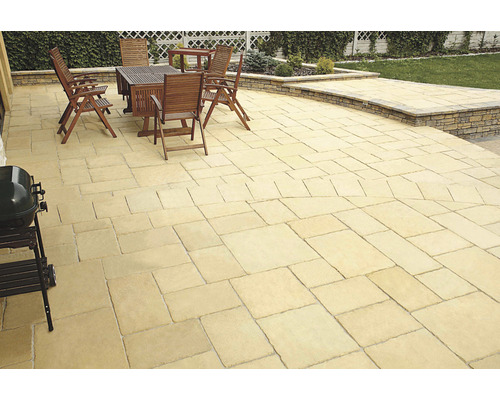 Dlážděná terasa se zahradním stolem a grilem