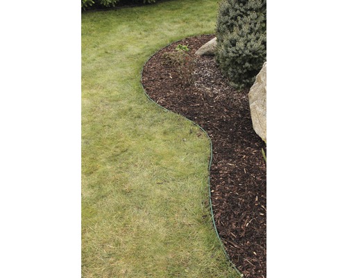 Zahradní krajina s obrubníkem trávníku, mulčem a rostlinami