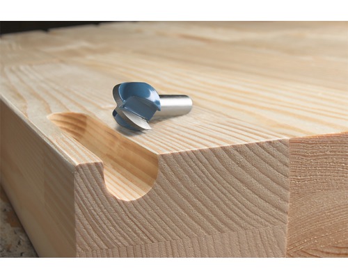 Dřevoobráběcí fréza při obrábění kusu dřeva pro drážkovací frézování