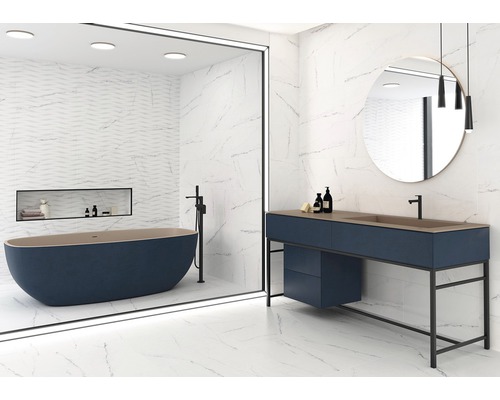 Moderní koupelna s vanou, umyvadlem a mramorovými obklady