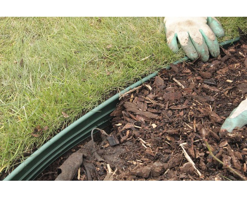 Zahradní krajina s trávníkem, mulčovací kůrou a obrubníkem trávníku