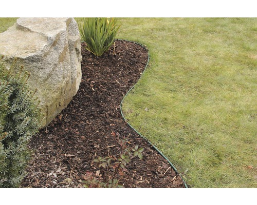 Zahrada s trávníkem, mulčovací kůrou a obrubníkem trávníku