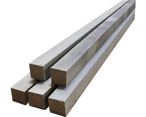 Hranoly ze dřeva naskládané na sobě