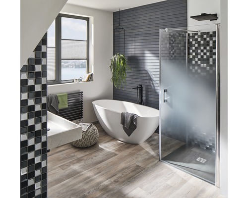 Moderní koupelna s volně stojící vanou, sprchou, umyvadlem a radiátorem