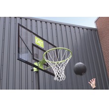 Basketbalový koš s míčem a sítí před zdí