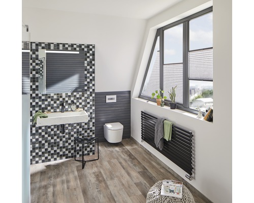 Světlá koupelna s umyvadlem, toaletou, radiátorem a oknem