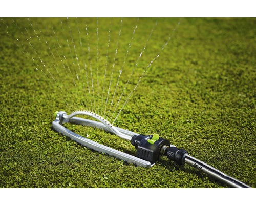 Zavlažovač trávníku zavlažuje trávník