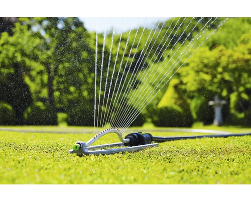 Zavlažovač trávníku v provozu pro zavlažování zelené plochy