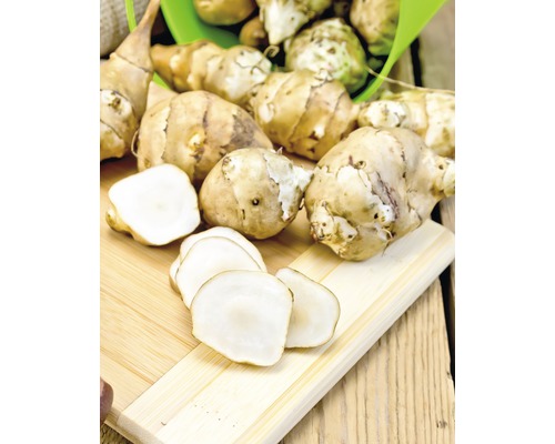 Hlízy topinamburu na dřevěném prkénku