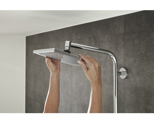 Instalace čtvercové sprchové hlavice v koupelně.