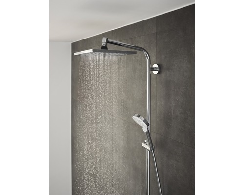 Sprchový systém s hlavovou a ruční sprchou v koupelně