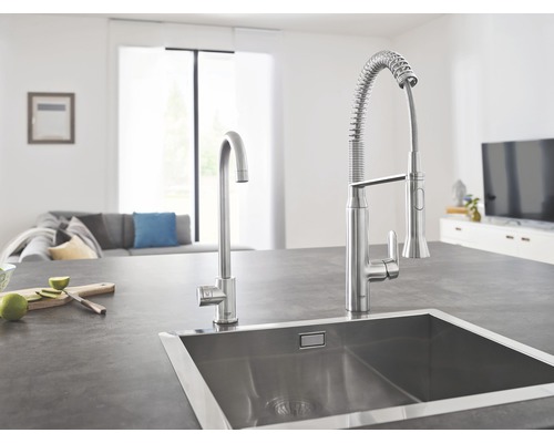 Kuchyňská scéna s nerezovým dřezem a dvěma kohoutky