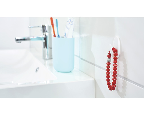 Koupelnové umyvadlo s baterií, kelímek na zubní kartáčky a háček s řetízkem