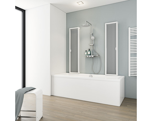 Moderní koupelna s vanou, sprchovou zástěnou, sprchovým setem a topným žebříkem