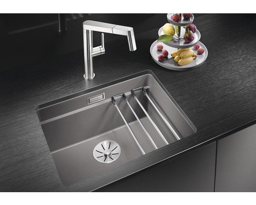 Kuchyňský dřez s odkapávačem a vodovodní baterií na kuchyňské desce