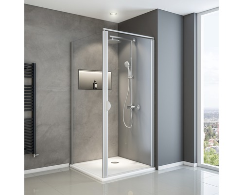 Sprchový kout se sprchovou vaničkou a armaturou v koupelně