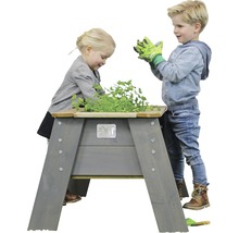 Dětské dřevěné pískoviště se dvěma hrajícími si dětmi