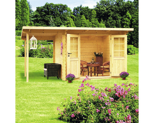 Zahradní domek s otevřenou verandou, zahradním nábytkem a dekorací na zahradě