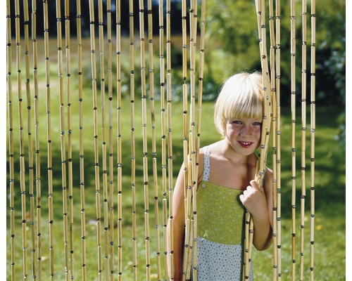 Bambusový závěs s dítětem v zahradě