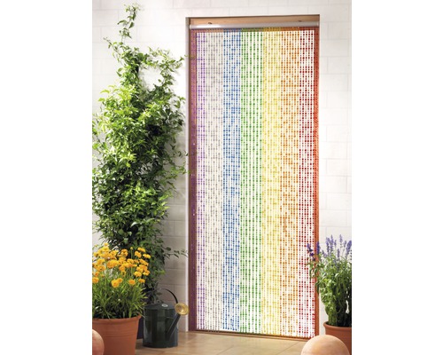 Pokojová dekorace s korálkovým závěsem v designu duhových barev před terasovými dveřmi