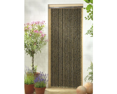 Bambusový závěs jako dveřní závěs ve venkovním prostoru s rostlinami