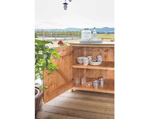 Dřevěná skříňka s nádobím a sklenicemi ve venkovním prostředí