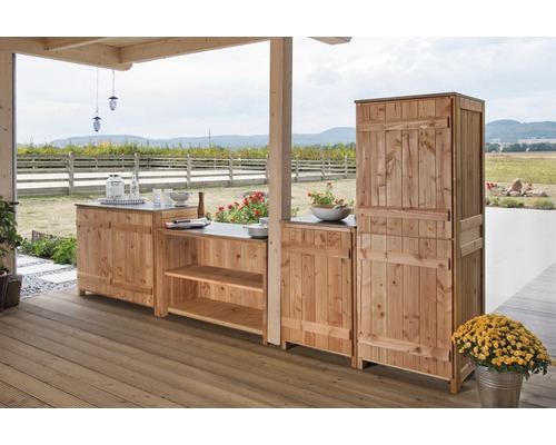 Dřevěná venkovní kuchyňská linka s pracovní deskou a skříňkami