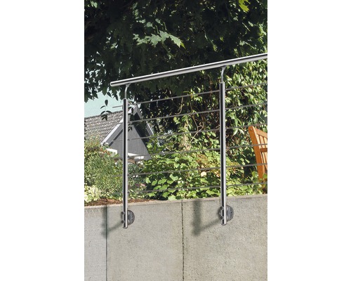 Nerezové zábradlí před zahradní zídkou