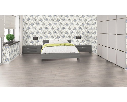 Ložnice s postelí, nočními stolky, lampami, šatní skříní a květinovou tapetou.