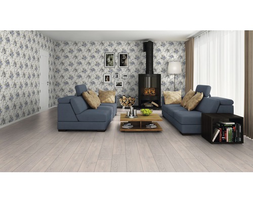 Obývací pokoj s pohovkou, krbem a dřevěnou podlahou