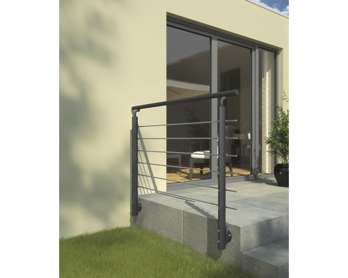 Kovové zábradlí před terasovými dveřmi