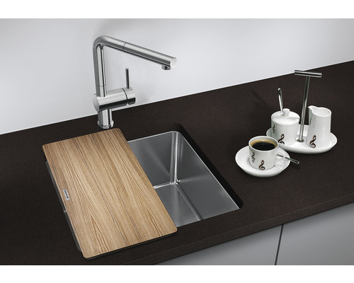 Kuchyňský dřez s prkénkem, vodovodní baterií a kávovým servisem na kuchyňské lince