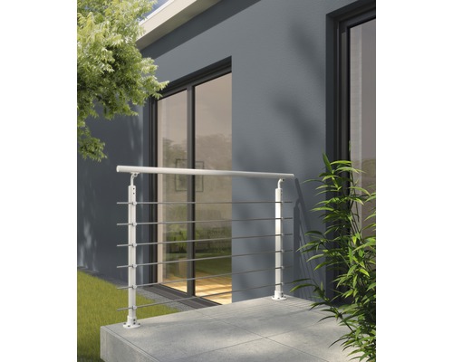 Balkon s nerezovým zábradlím a bílými sloupky