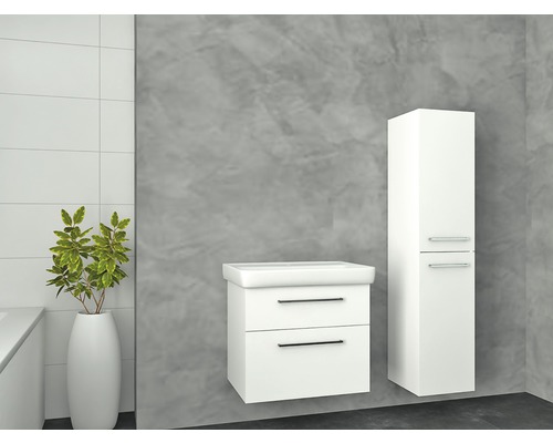 Koupelna s umyvadlovou skříňkou a vysokou skříní