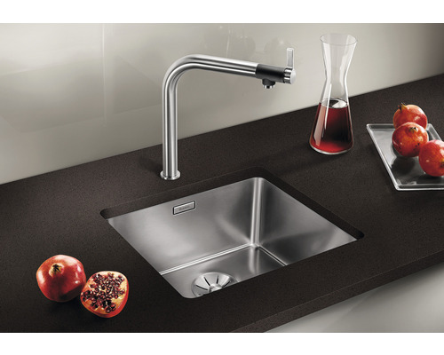 Nerezový dřez s vodovodní baterií v moderní kuchyni