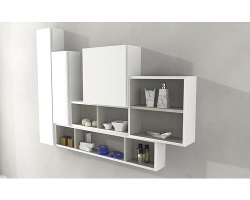 Bílý koupelnový nábytek se skříňkami a otevřenými policemi na zdi
