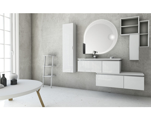 Světlá koupelna s umyvadlem, zrcadlovou skříňkou a policemi pro moderní atmosféru.