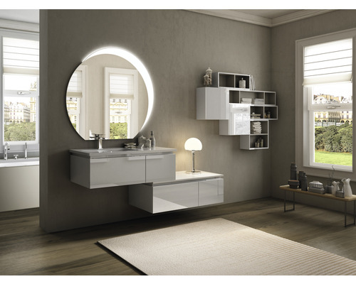 Moderní koupelna s umyvadlem, zrcadlem s osvětlením a policemi