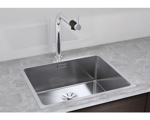 Nerezový dřez s baterií