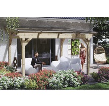 Dřevěná pergola se sedací soupravou v zahradě