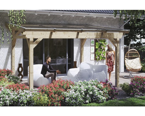 Dřevěná pergola se sedací soupravou v zahradě