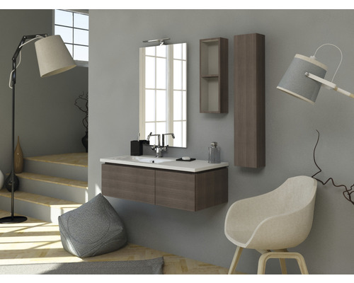 Moderní koupelna s umyvadlem, zrcadlem, stoličkou a osvětlením pro světlé a uspořádané prostředí.